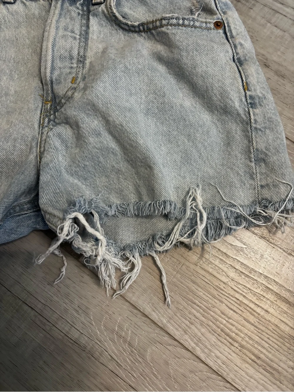 H&M High Rise Distressed Denim Shorts Light Wash Frayed Hem Size 4